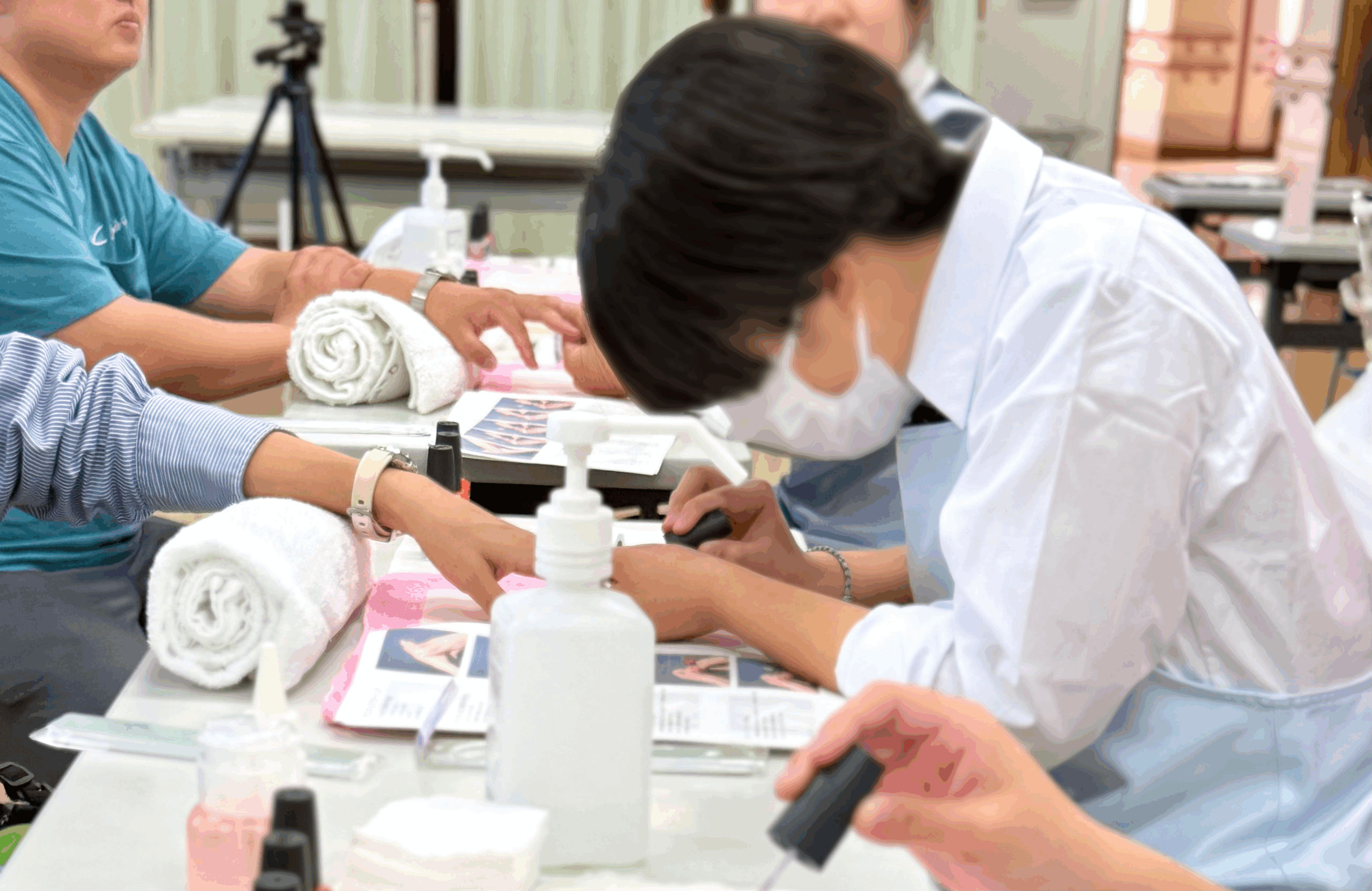 マニキュアを塗る生徒